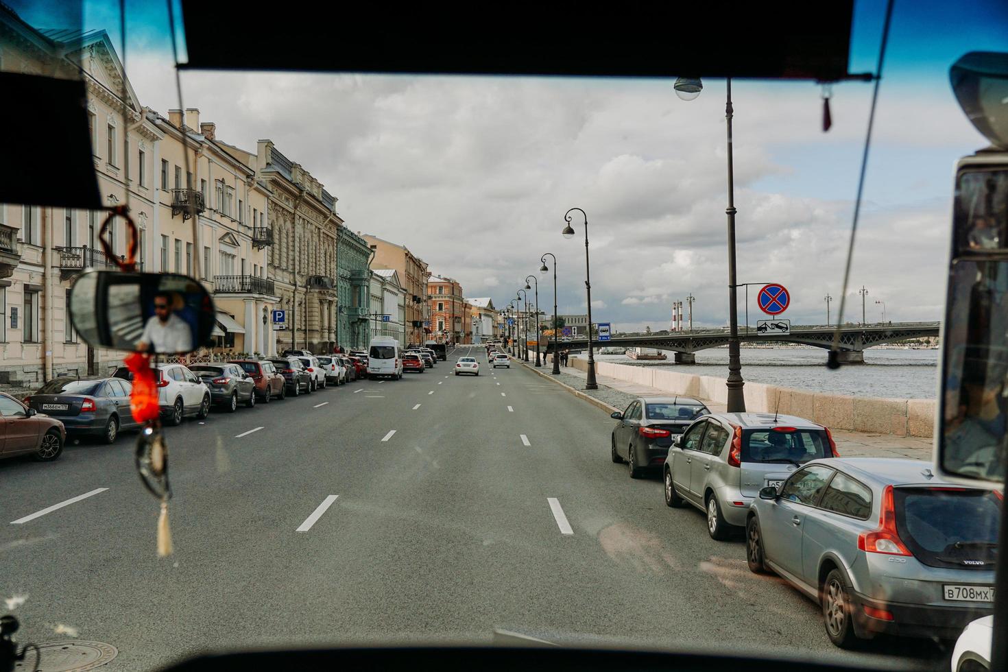 st petersburg, russland, 2021 - blick aus dem busfenster foto