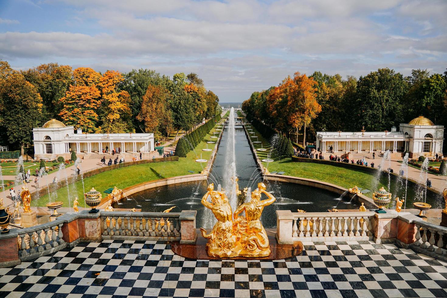 NS. petersburg, russland, 2021 - kanal und goldene statuen von peterhof foto