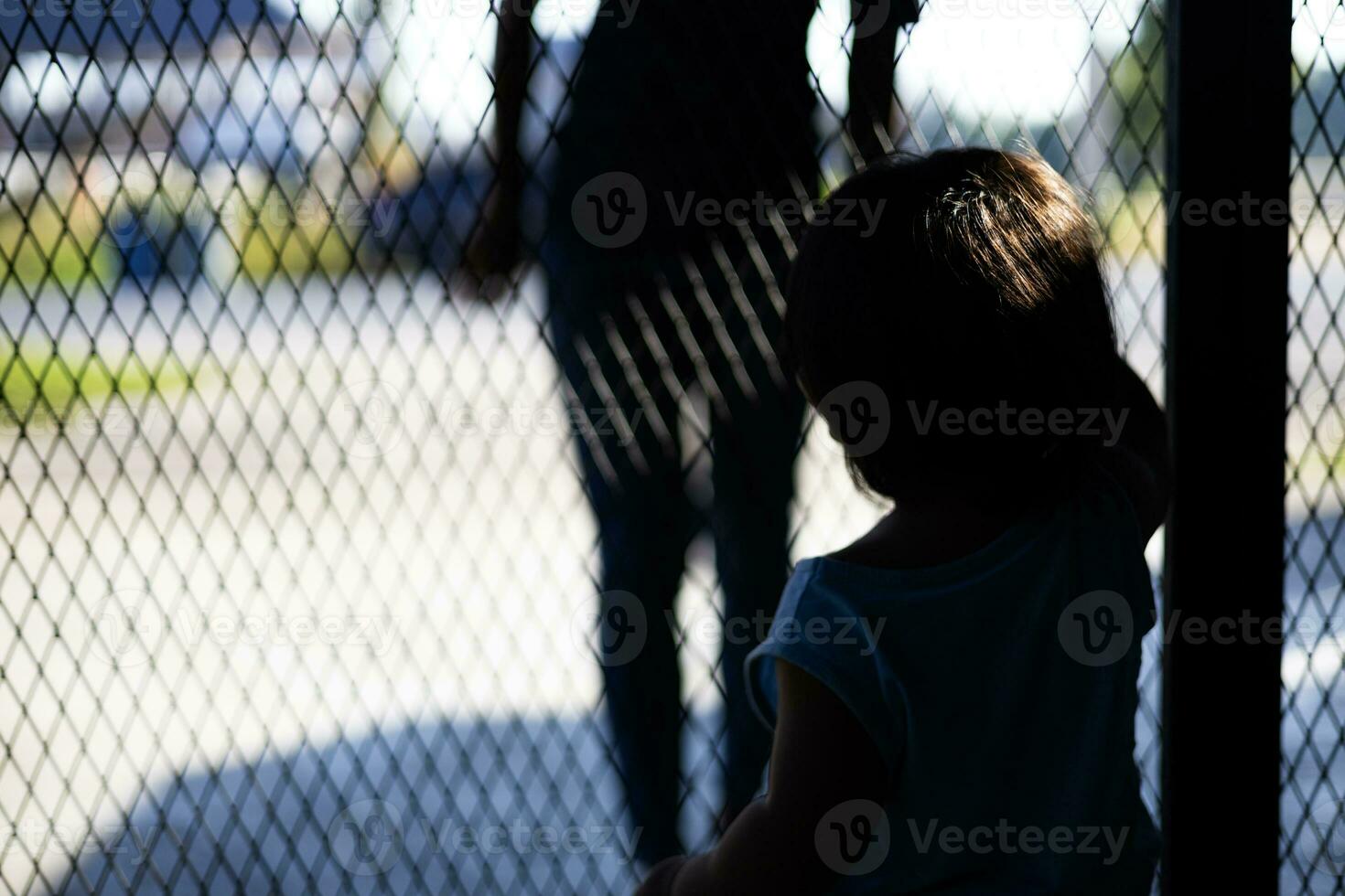 Kind ist Öffnung das Tür zu Fremder foto