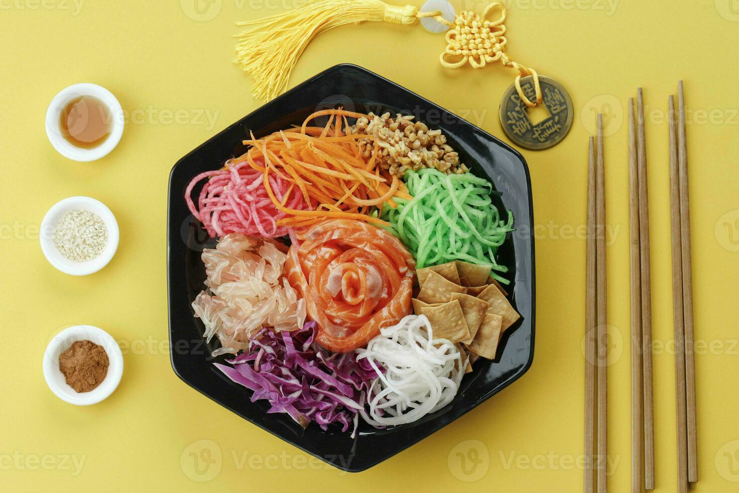 yee sang Chinesisch Neu Jahr Abendessen zum der Wohlstand werfen Feier foto