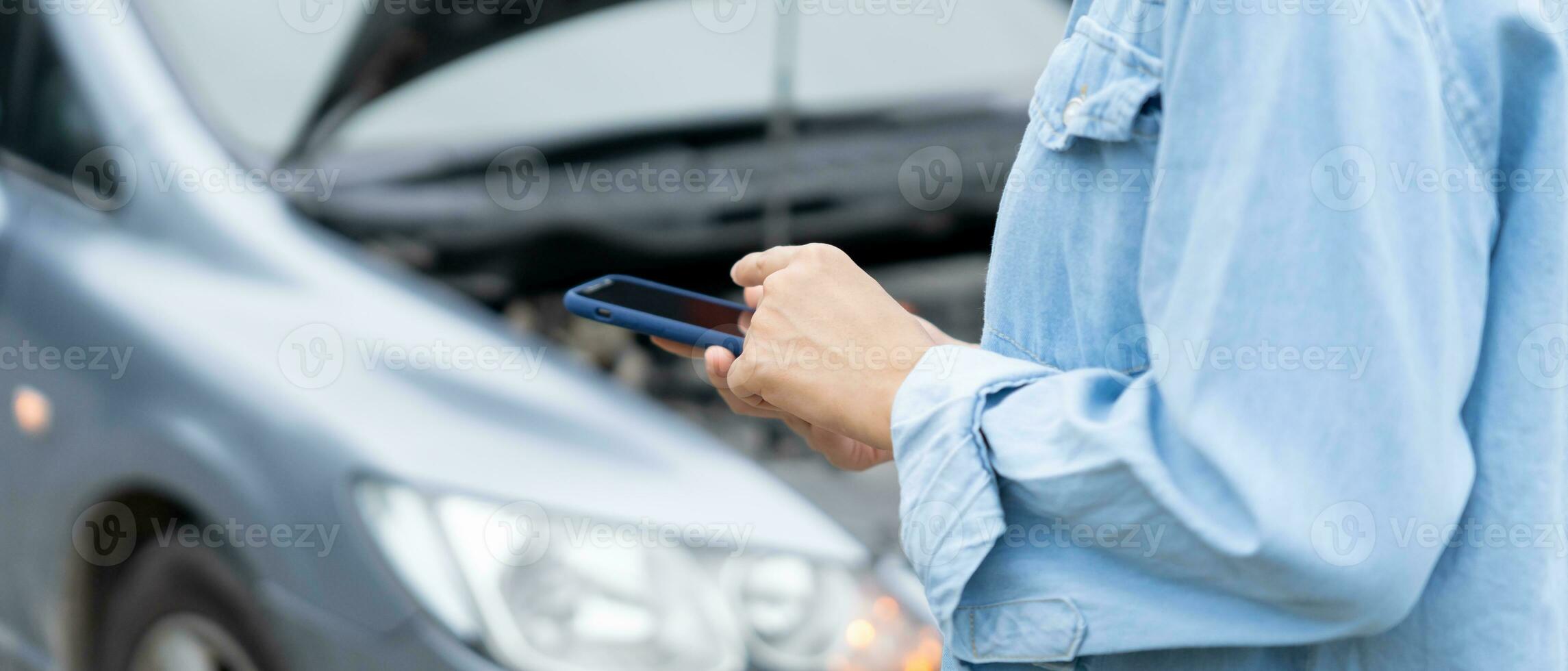 Panne, kaputtes Auto, Reparatur. frau nutzt handycheck-versicherungsprämien durch anwendung aufgrund eines autounfalls. Garage finden, um Auto während der Landtour reparieren zu lassen, auf Hilfe warten, Notfall. foto