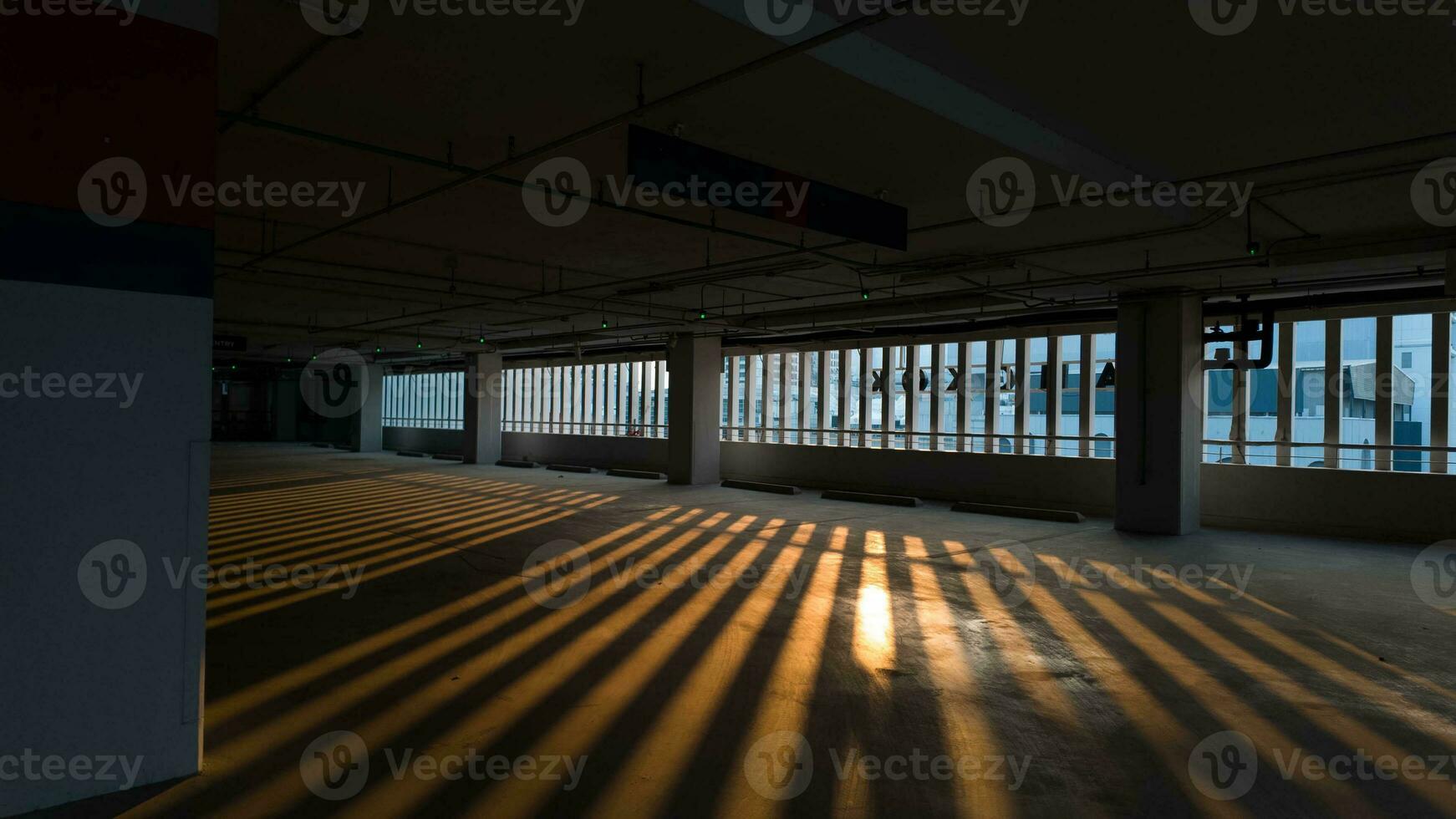 Gebäude Sonnenuntergang Sonnenaufgang Fenster die Architektur Licht Orange Gelb Farbe modern Hintergrund Silhouette dunkel abstrakt Konstruktion Wallhome Haus Wohnung Futurist Turm Kunst Zimmer Fußboden System Hitze Stil foto