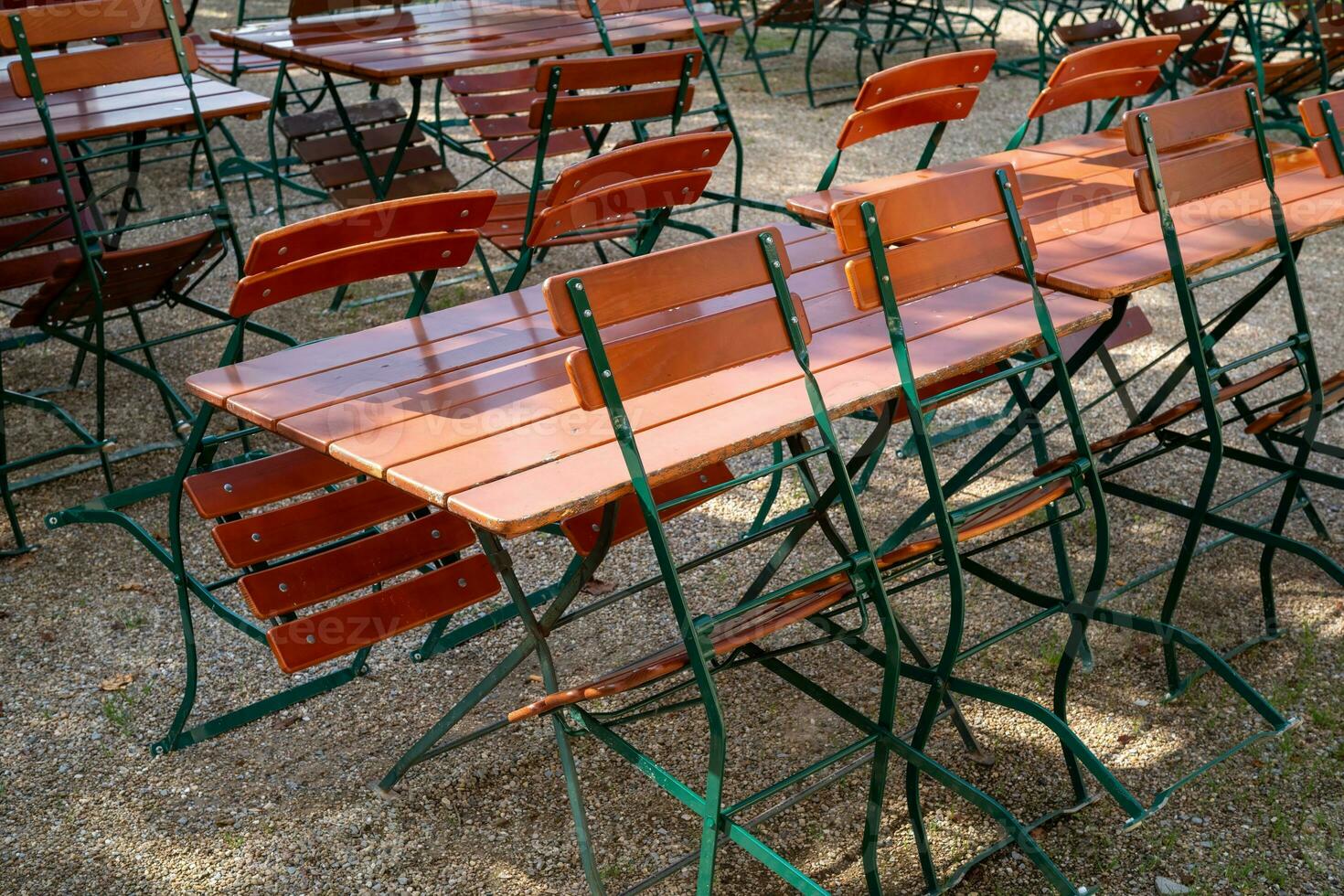 Tabelle und Stühle im ein draussen Restaurant foto