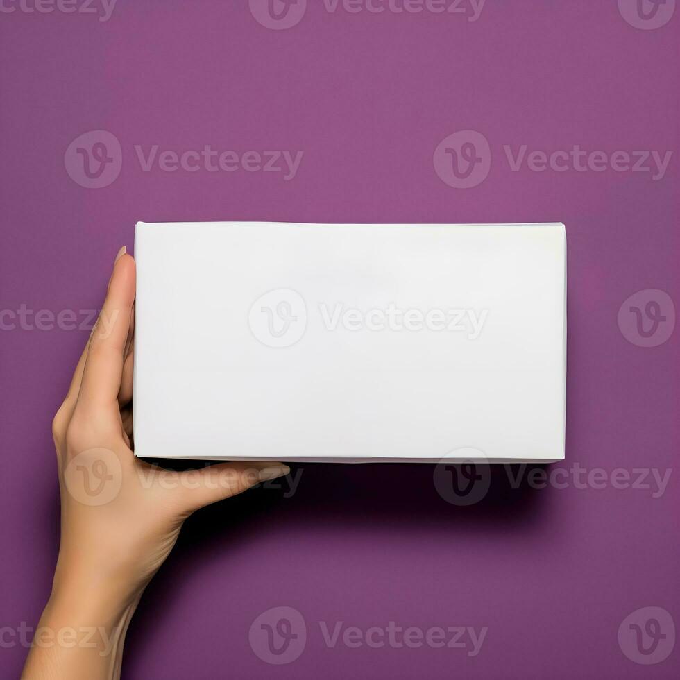 ai generiert Hand präsentieren leer Weiß Box auf lila Hintergrund foto