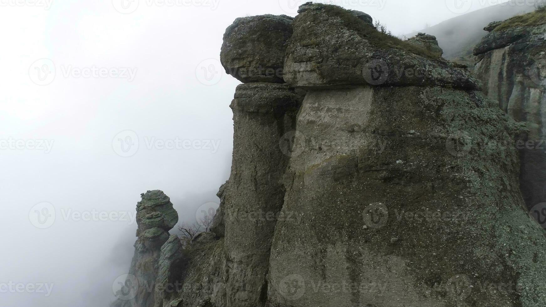Antenne Aussicht auf Berge und Felsen im Nebel. Schuss. nebelig Hintergrund mit Felsen foto