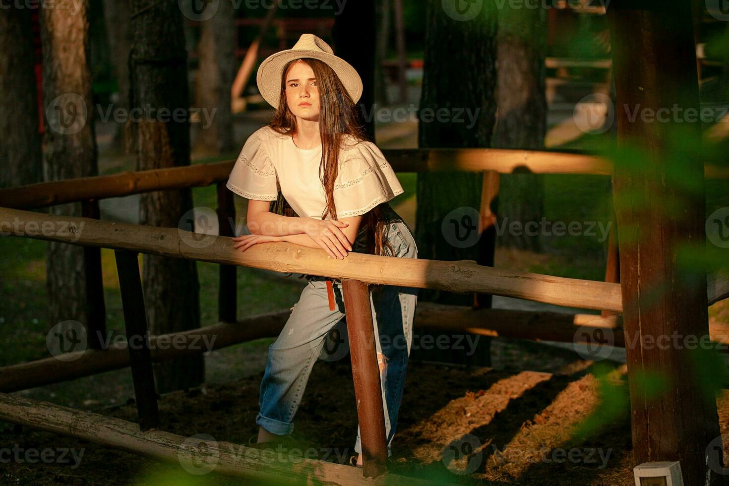 Tween Mädchen Stehen im Tier Stall im Grün Sommer- Land Nachlass foto