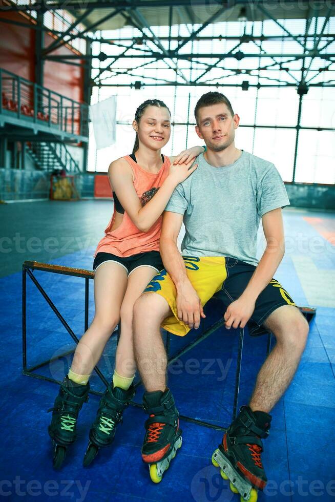 Mädchen und Junge auf Rollerblades im Schlittschuh Park foto