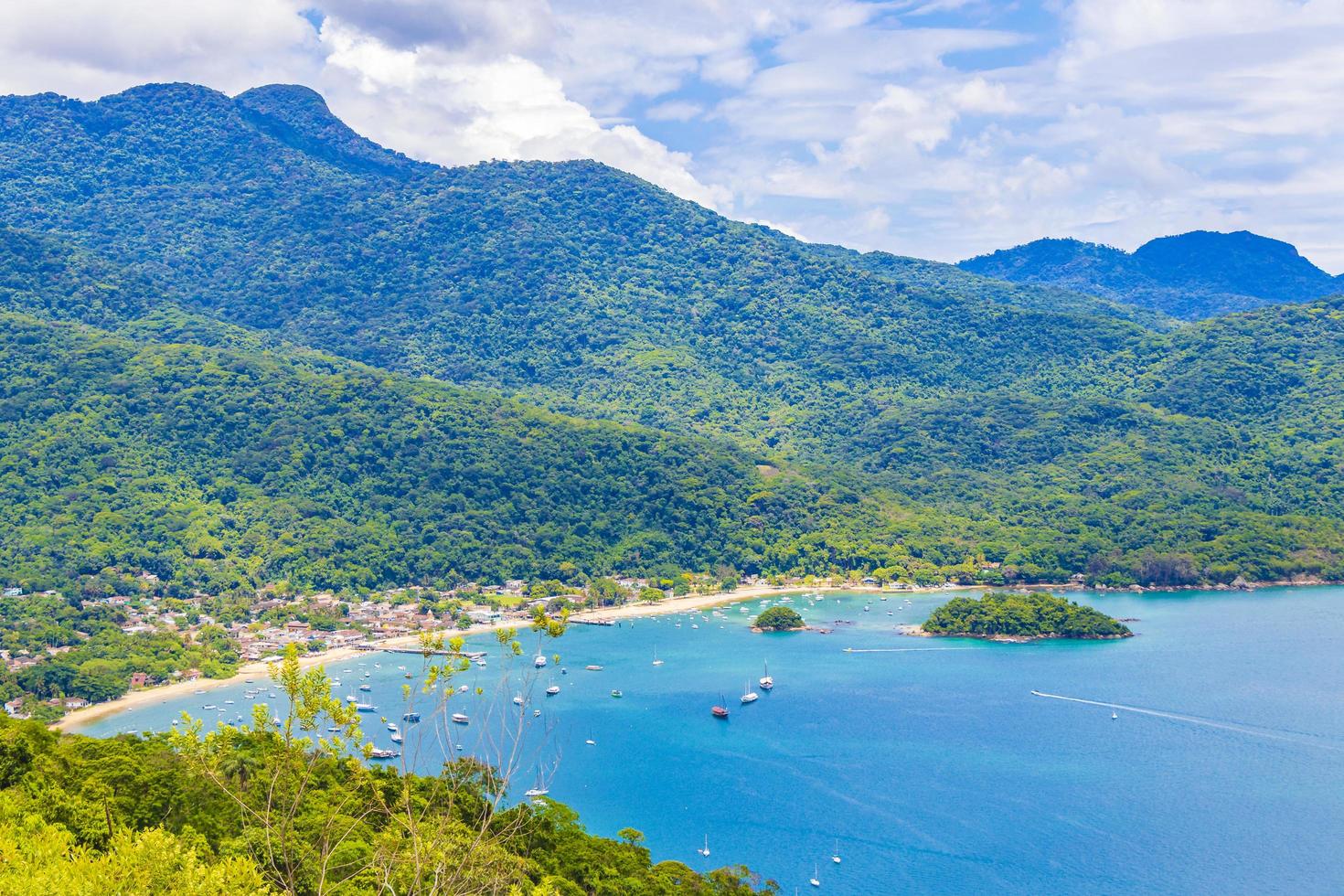 große tropische insel ilha grande abraao strandpanorama brasilien. foto