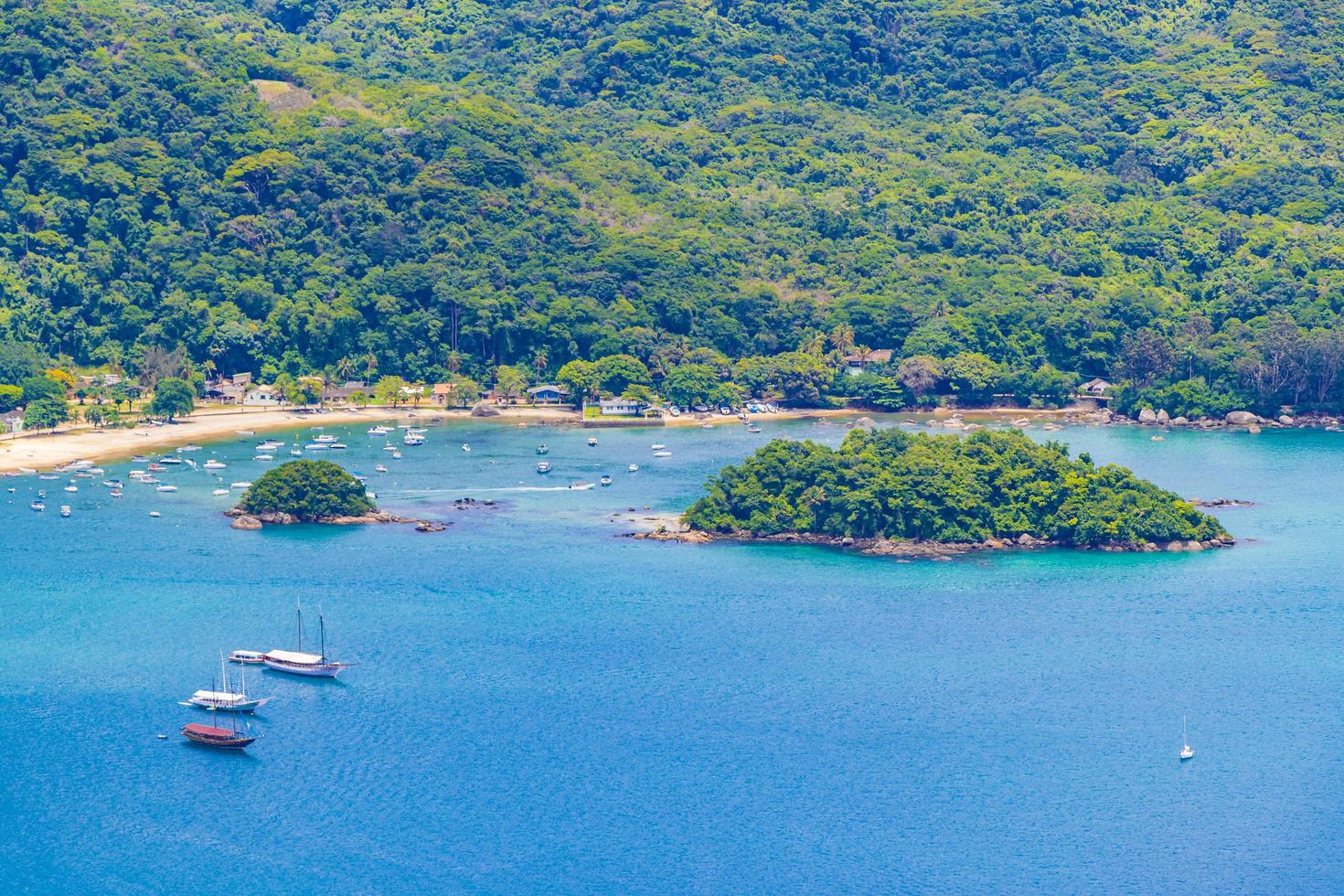 große tropische insel ilha grande abraao strandpanorama brasilien. foto