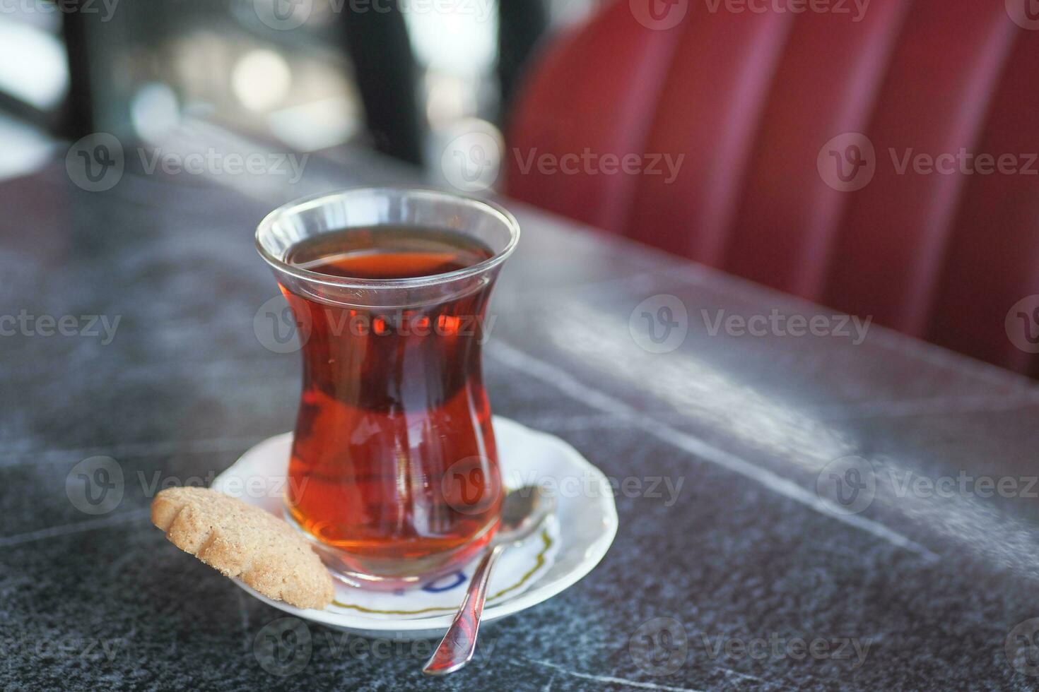 traditionell Türkisch Tee auf Weiß Tabelle . foto