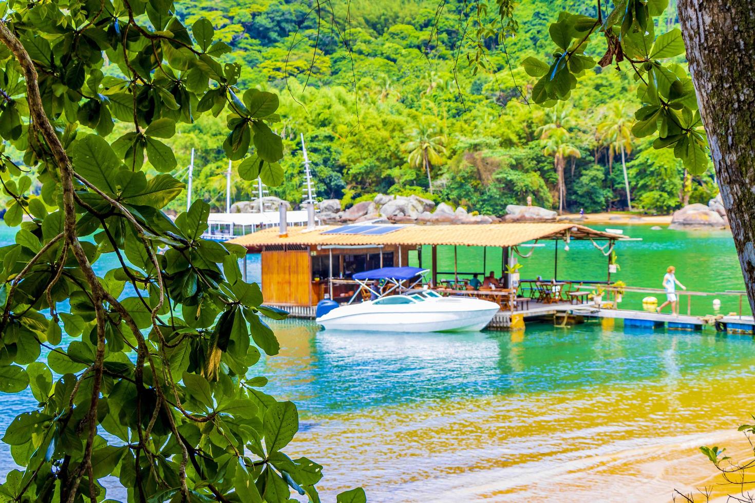 ilha grande brazil 23. november 2020, mangrovenstrand und pousostrand mit schwimmrestaurant foto