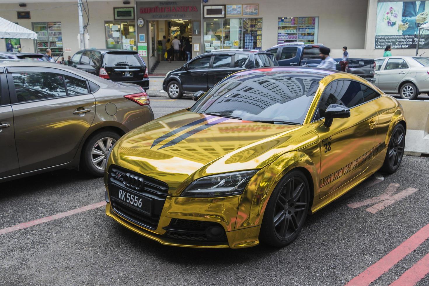 goldener luxussportwagen in kuala lumpur, malaysia. foto