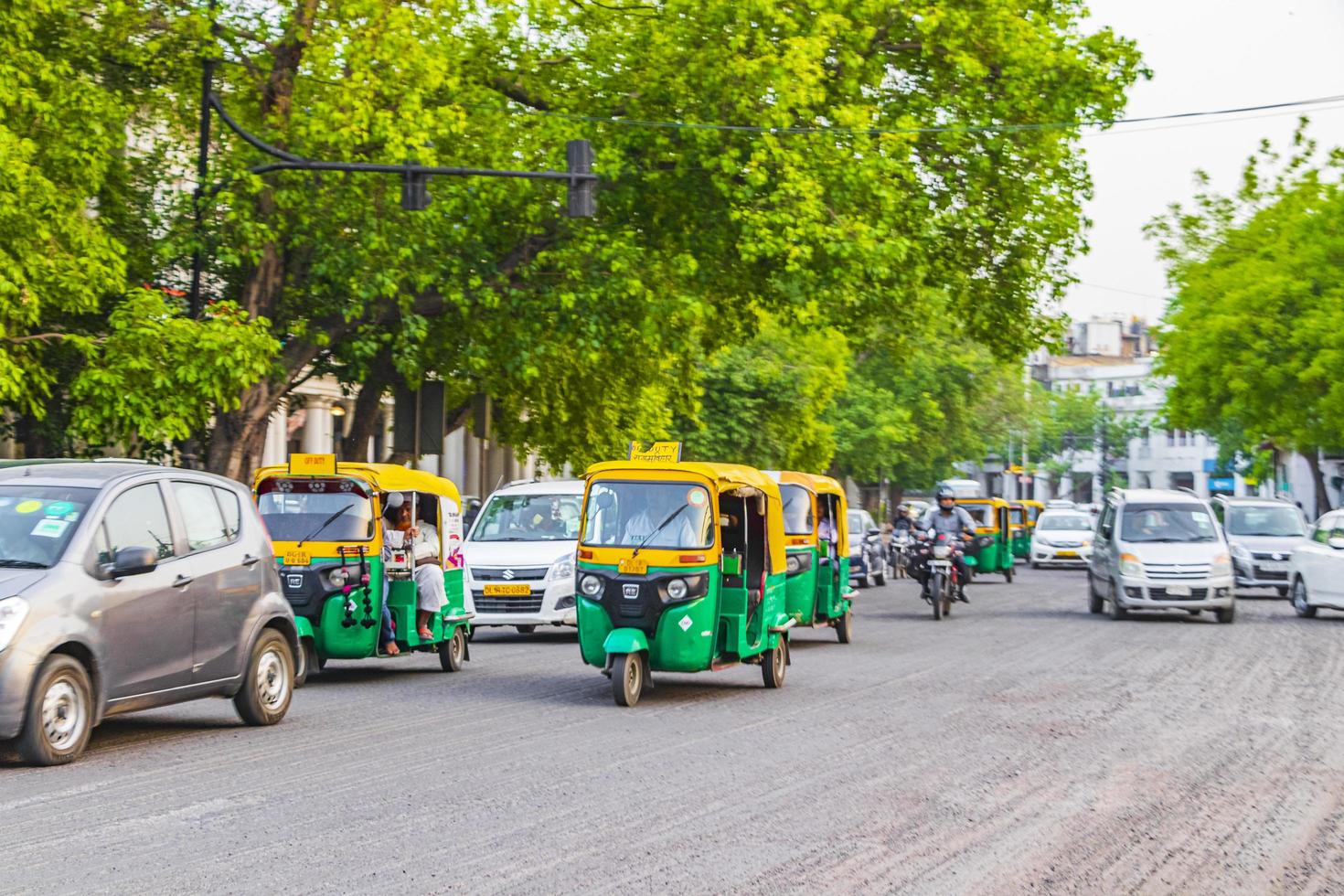 Neu-Delhi Delhi Indien - großer Verkehr Tuk Tuks Busse und Leute foto