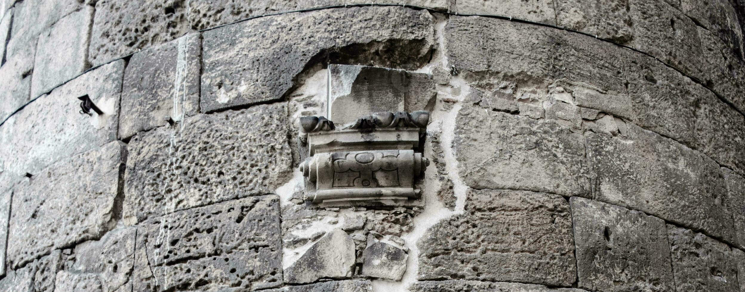 schließen oben alt grau Backstein texturiert Mauer Konzept Foto. Mittelmeer die Architektur, städtisch Stadt Leben. foto
