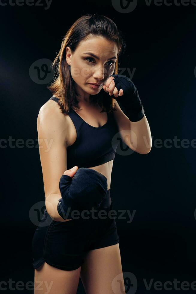 sportlich Frau im Boxen Fäustlinge ist üben Karate im Studio. foto