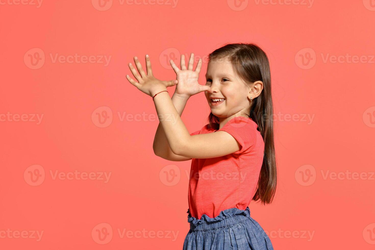 Nahansicht Studio Schuss von schön Brünette wenig Mädchen posieren gegen ein Blau Hintergrund. foto