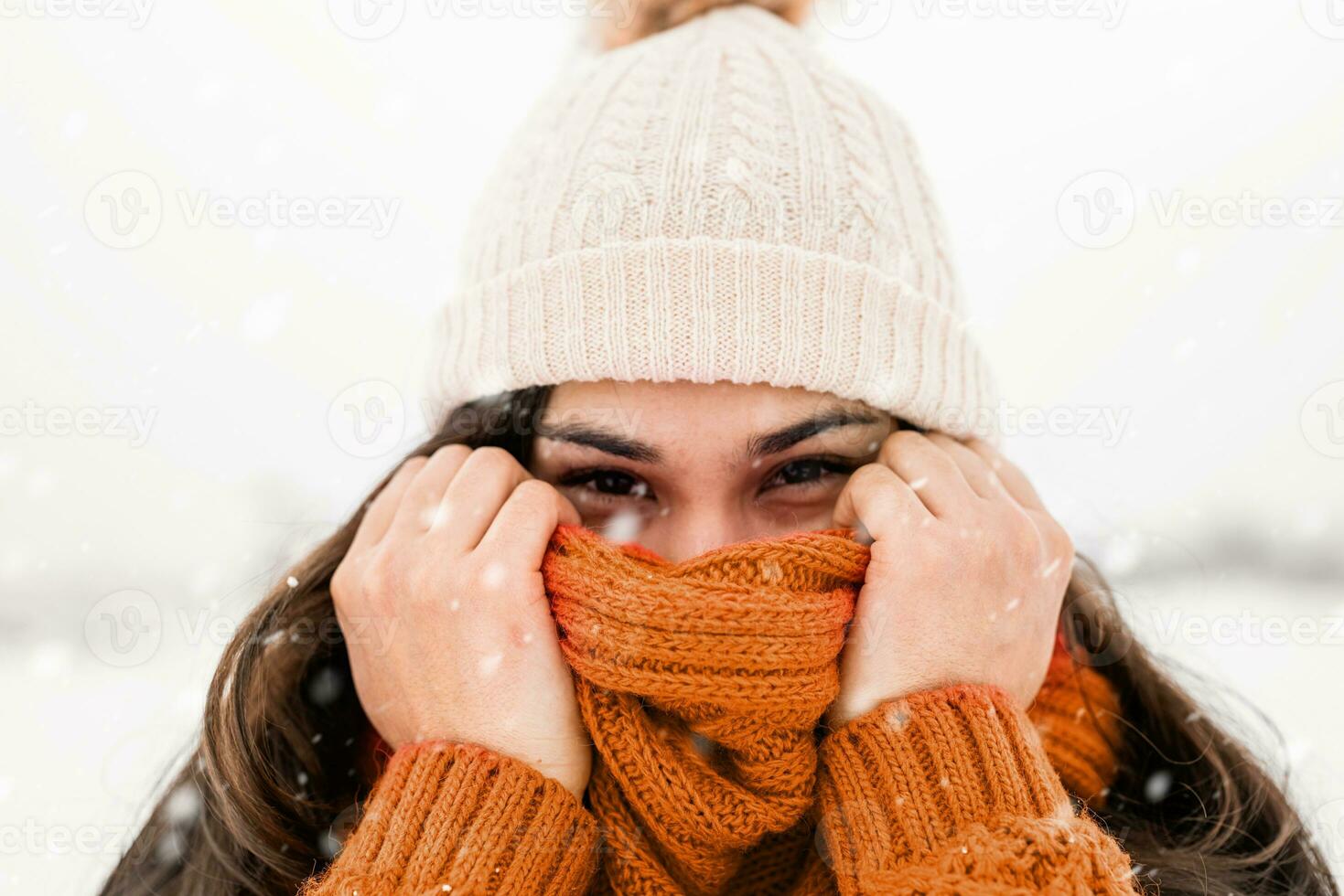 Porträt einer schönen lächelnden jungen Frau im Winter im Freien foto
