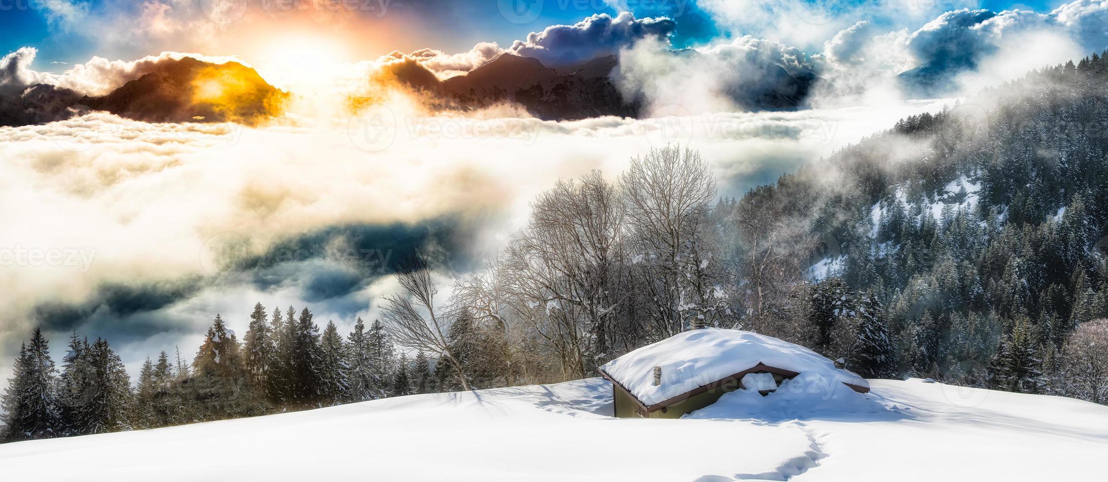 Panoramalandschaft der im Schnee isolierten Einsiedelei foto