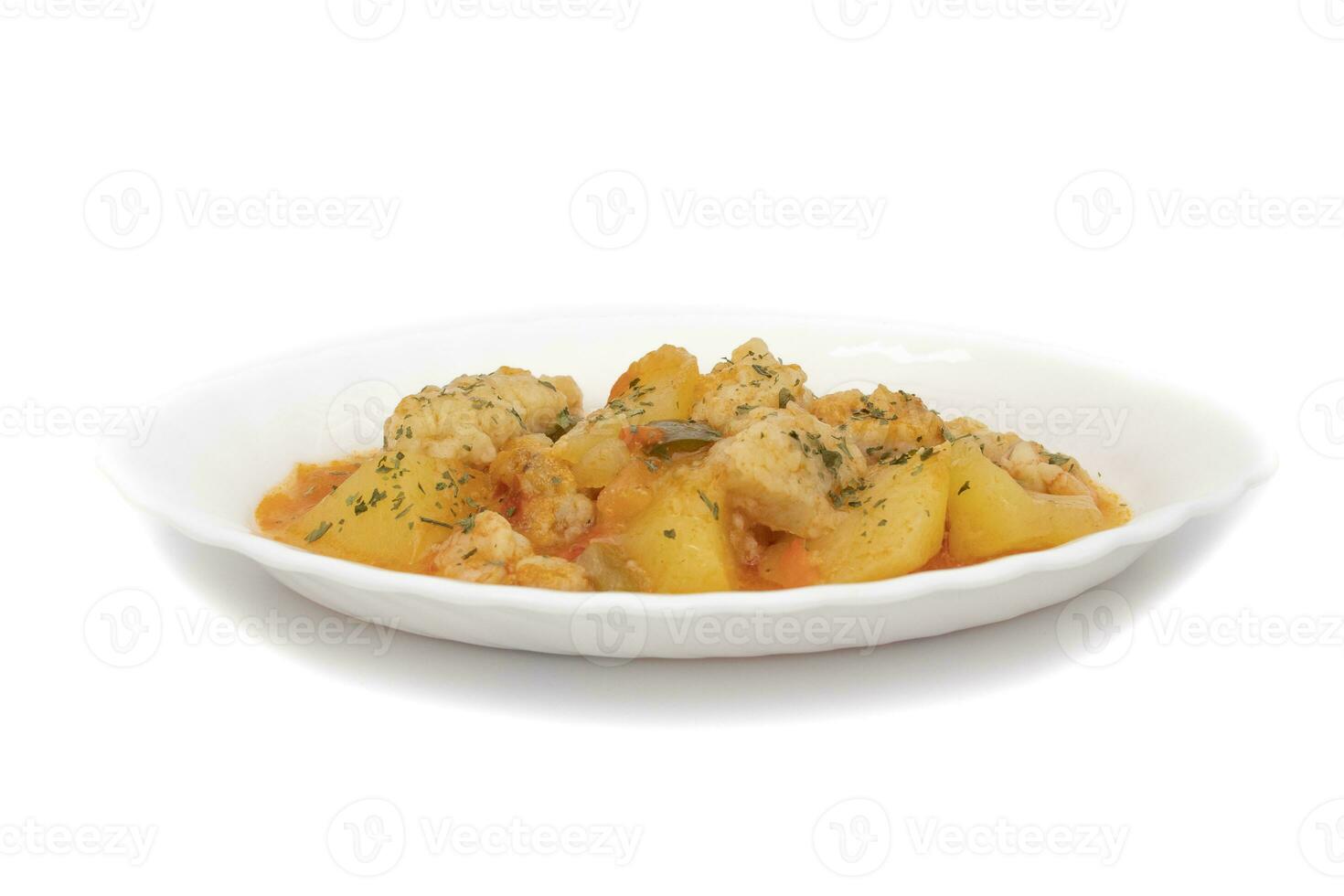 Kartoffel Eintopf mit Kabeljau, Garnele und Petersilie auf Spitze, serviert auf ein Weiß Platte. isoliert auf Weiß Hintergrund, selektiv Fokus. Spanisch Essen foto