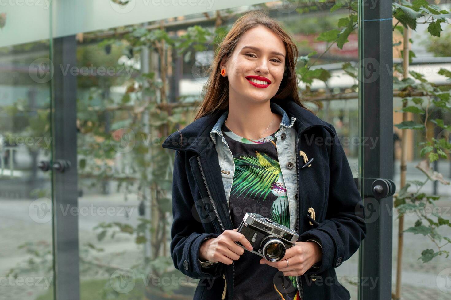 draussen Herbst lächelnd Lebensstil Porträt von ziemlich jung Frau, haben Spaß im das Stadt mit Kamera, Reise Foto von Fotograf.