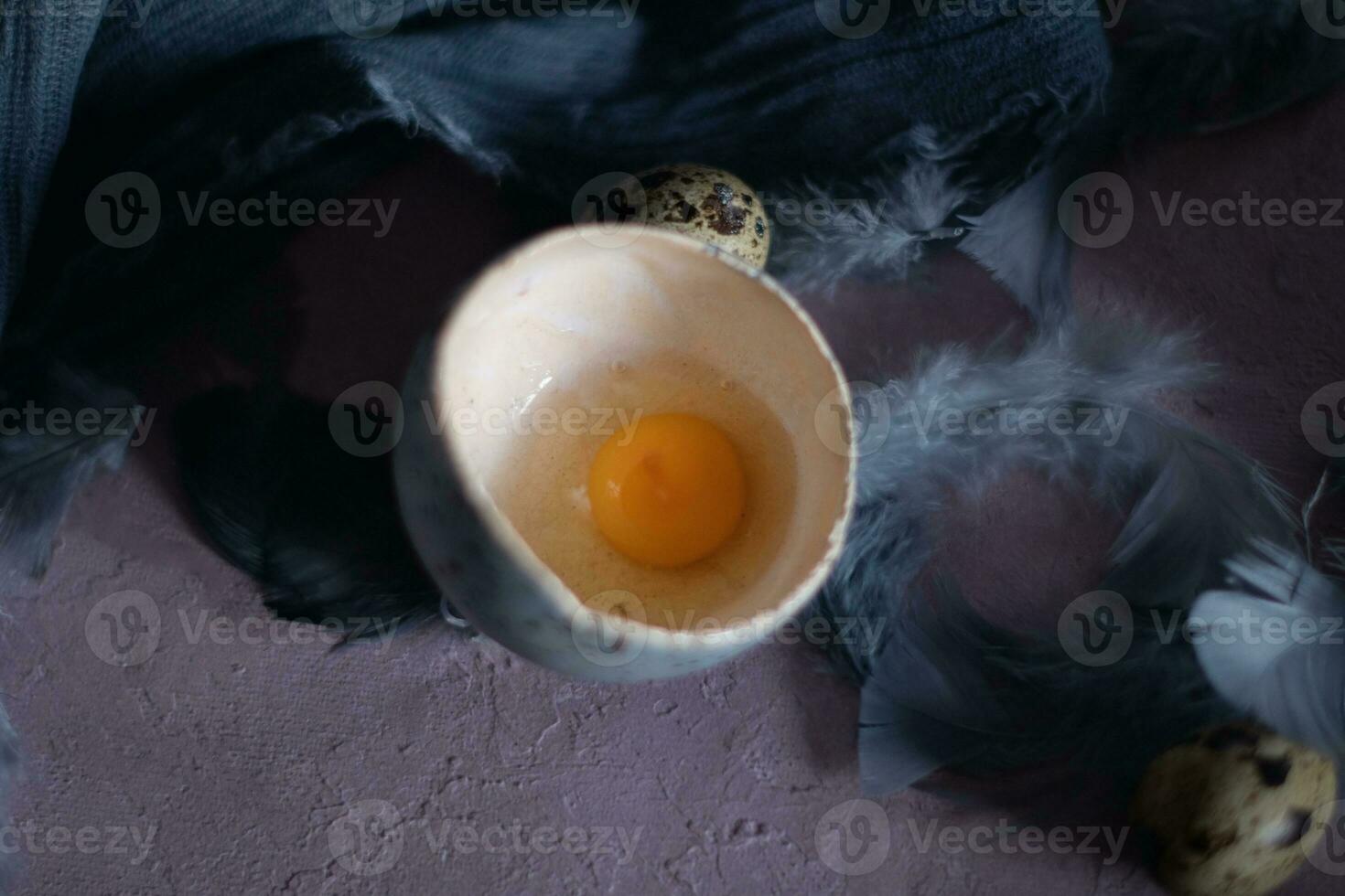 Wachtel Eier im Keramik Vasen, grau Gefieder auf das Tisch, Ostern immer noch Leben mit Diät Eier, Diät und Antioxidans foto