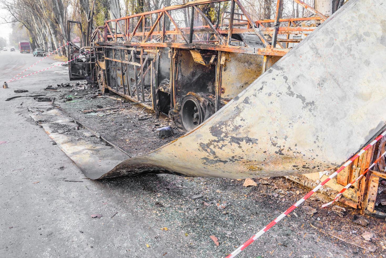 verbrannter Bus wird auf der Straße gesehen, nachdem er während der Fahrt in Brand geraten war, nach dem Brand foto