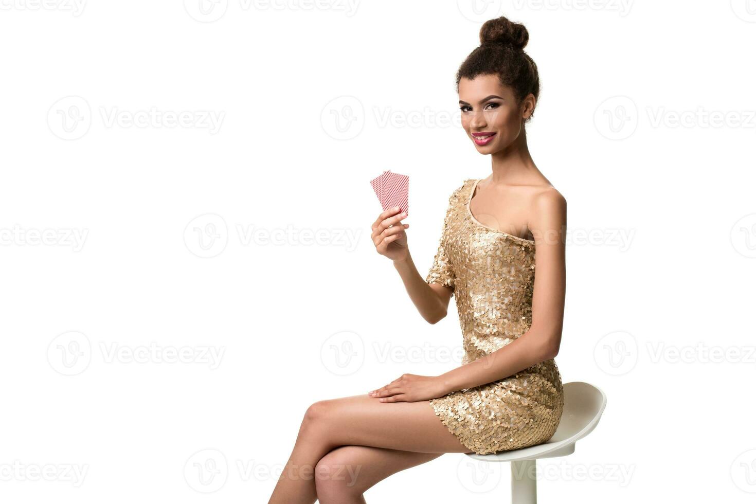 lächelnd jung Frau halten ein zwei Karten im ihr Hände foto