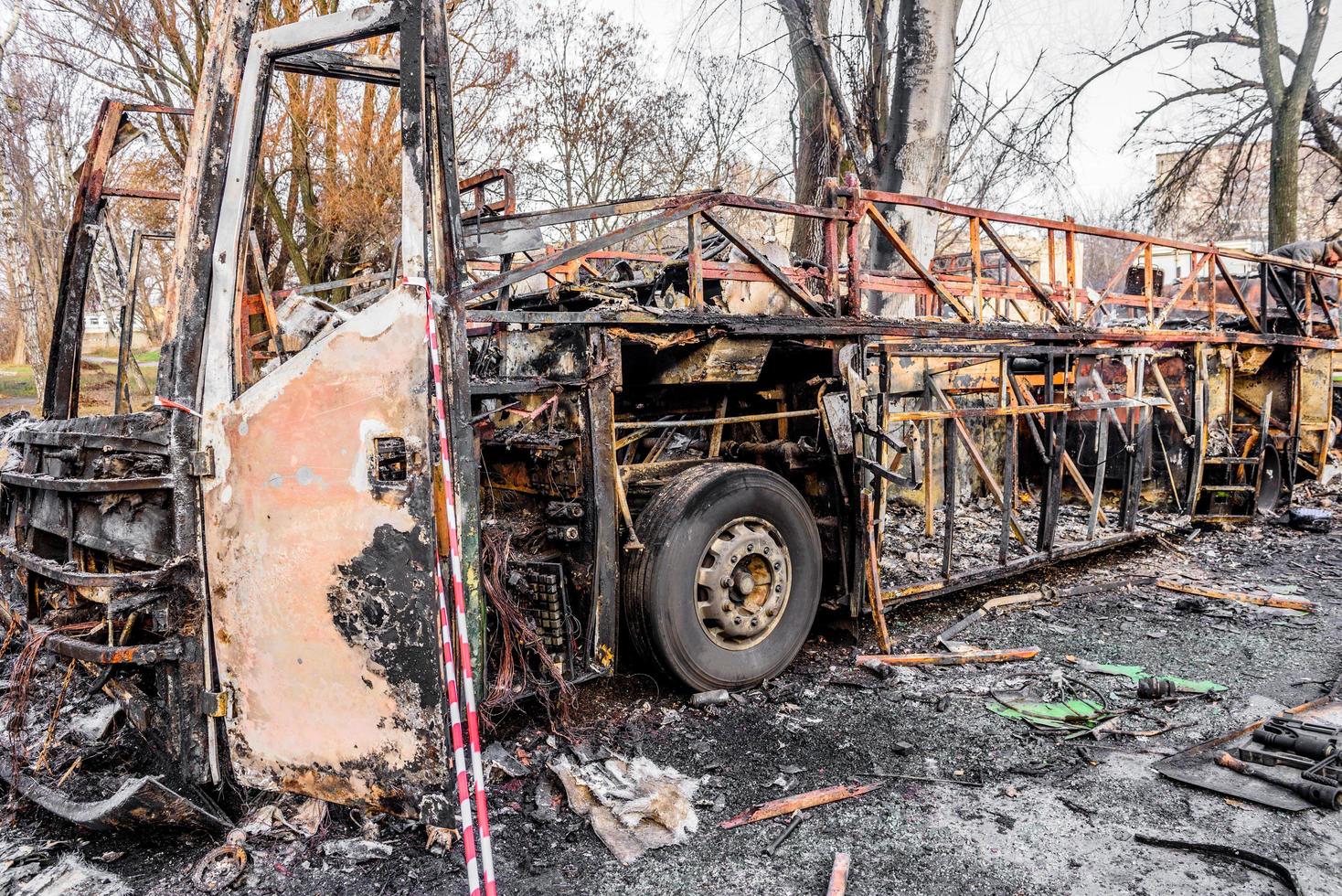 verbrannter Bus wird auf der Straße gesehen, nachdem er während der Fahrt in Brand geraten war, nach dem Brand foto