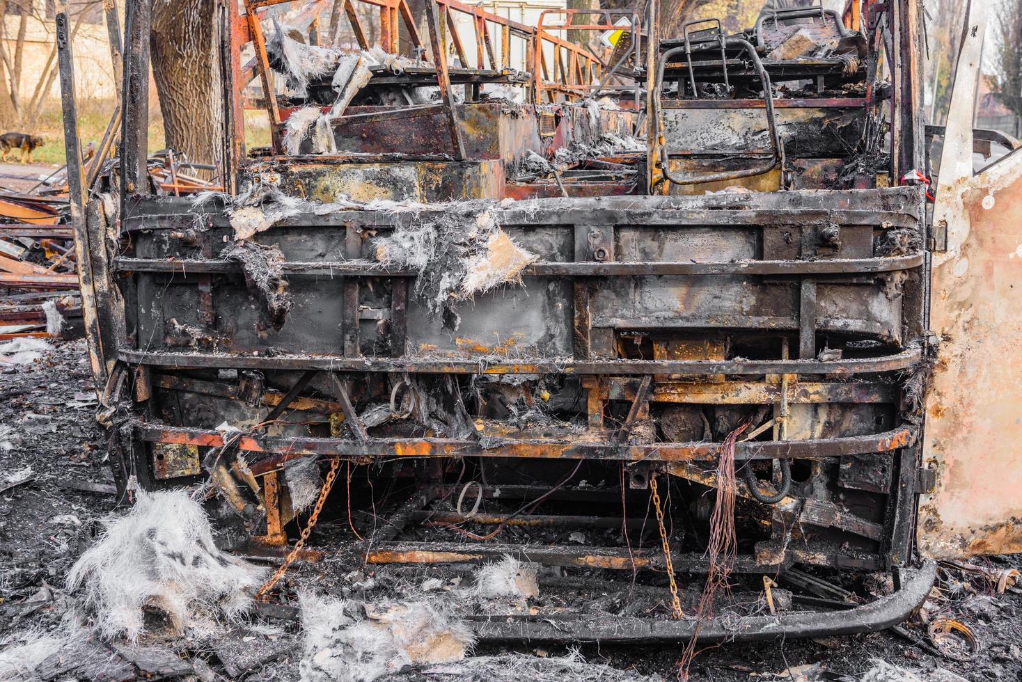 verbrannter Bus wird auf der Straße gesehen, nachdem er während der Fahrt in Brand geraten war, nach dem Brand foto