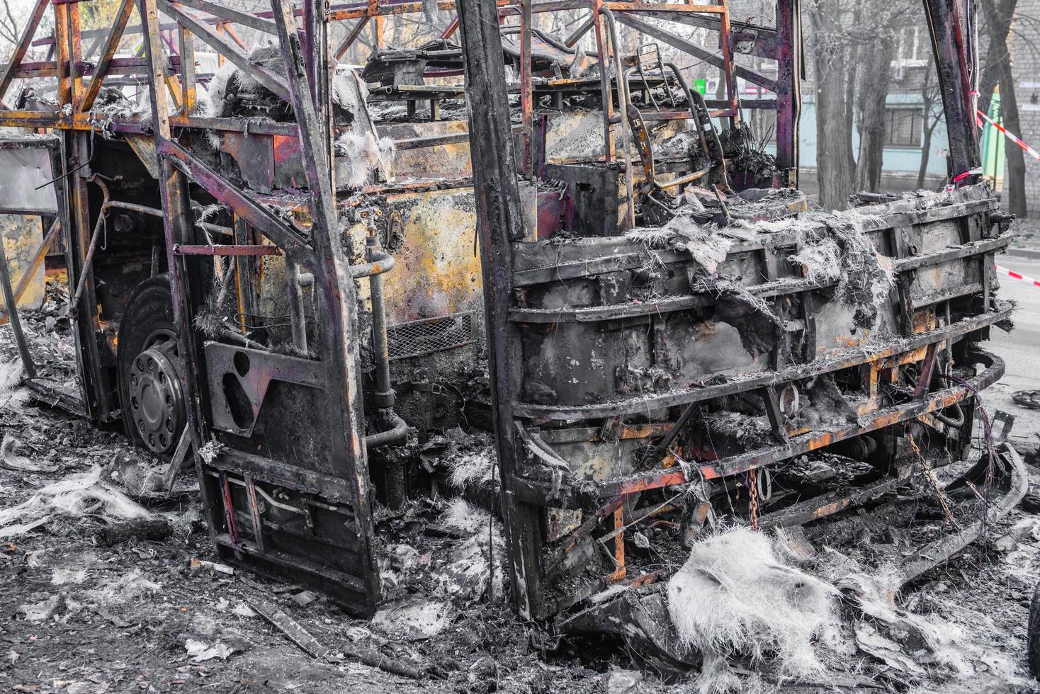 verbrannter Bus wird auf der Straße gesehen, nachdem er während der Fahrt in Brand geraten war, nach dem Brand foto