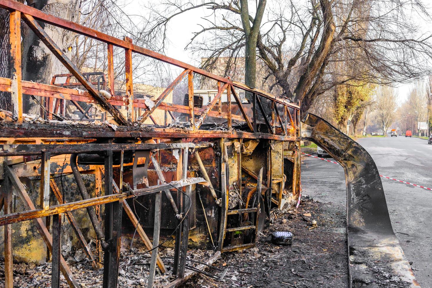 verbrannter Bus wird auf der Straße gesehen, nachdem er während der Fahrt in Brand geraten war, nach dem Brand foto