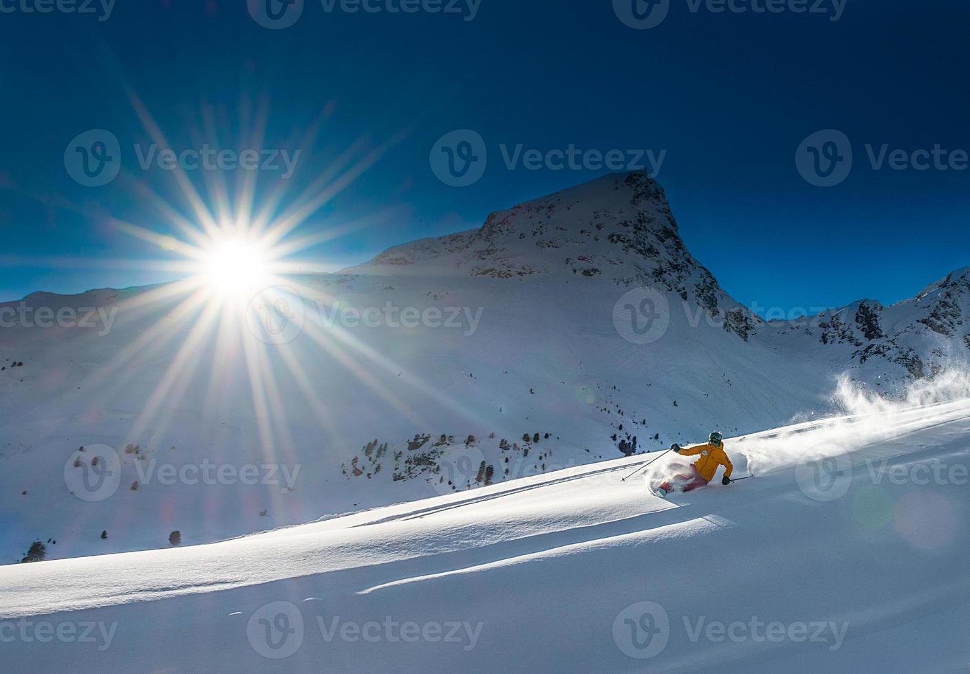 Mädchen Telemark Skifahren Schneepiste in den Bergen foto