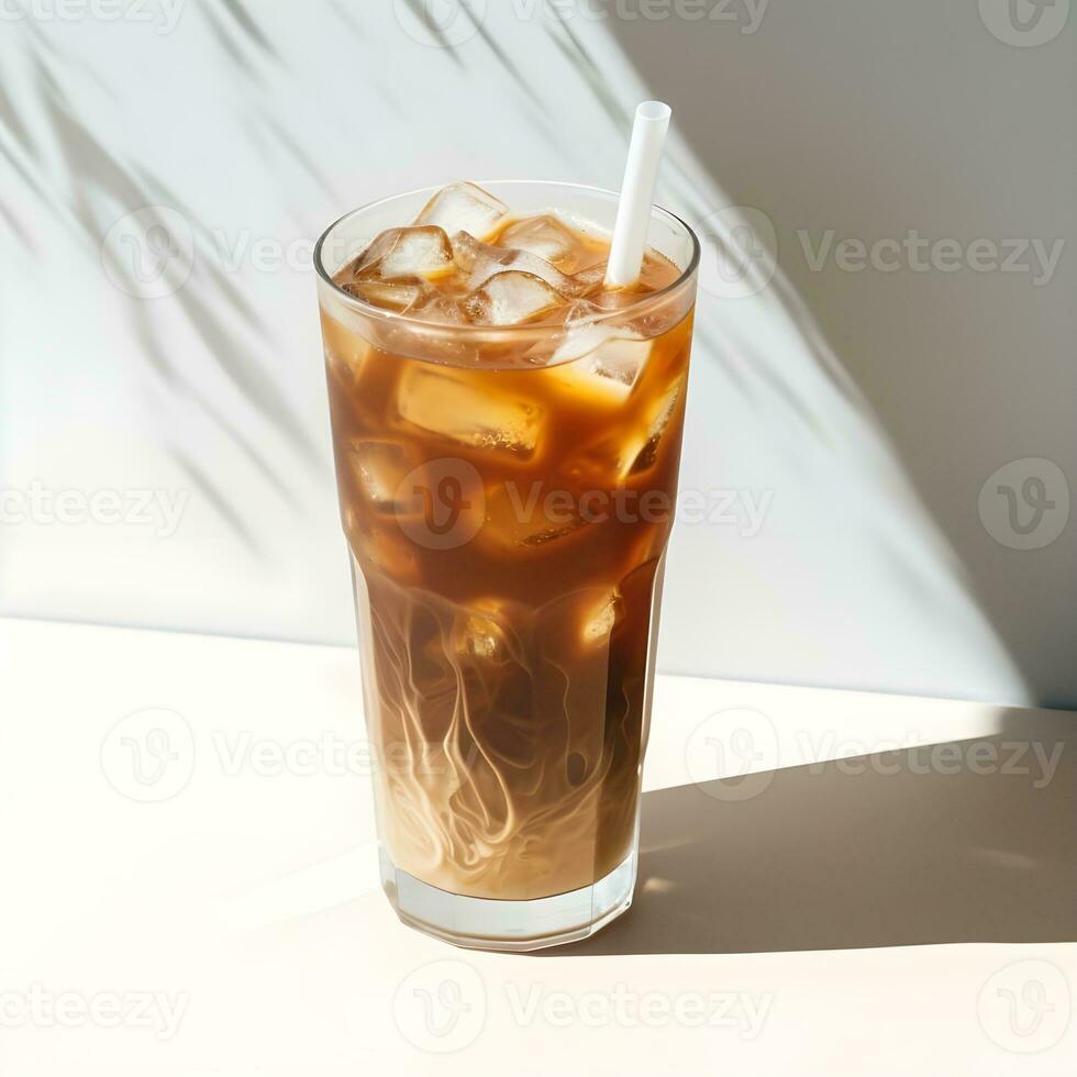 ai generiert vereist Kaffee trinken im ein Kristall Glas auf das Weiß Tabelle im natürlich Licht, lange Schatten, minimalistisch Foto