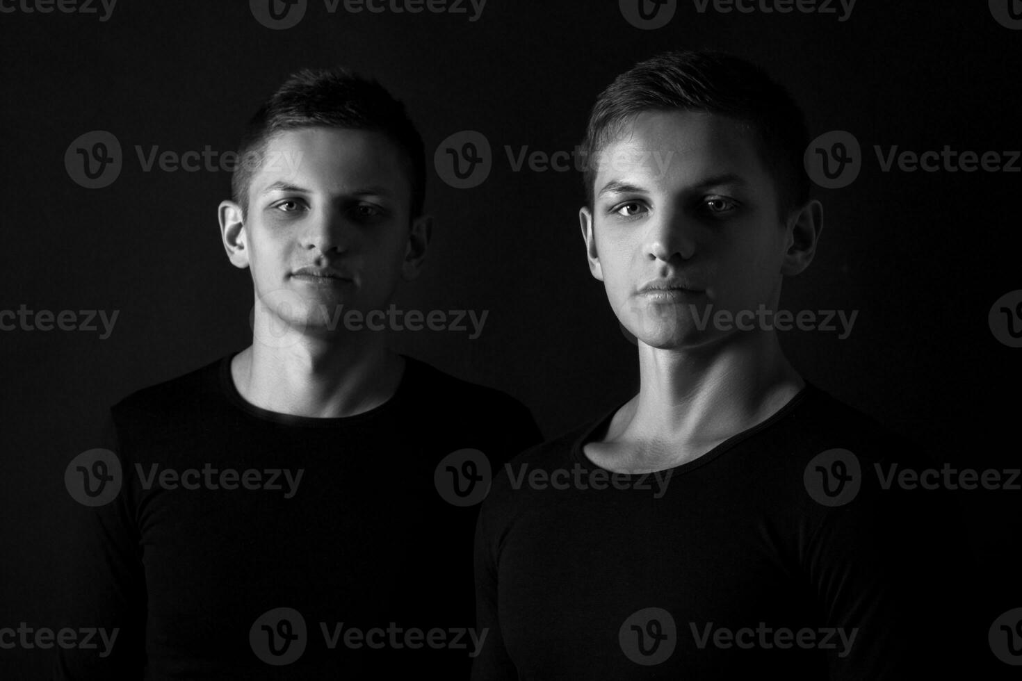 zwei attraktiv positiv jung Zwilling Brüder Stehen gekleidet im foto