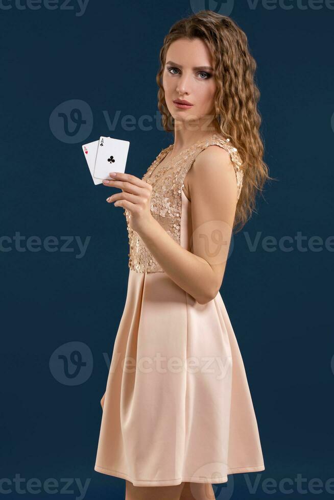 schön kaukasisch Frau mit Poker Karten Glücksspiel im Kasino. Studio Schuss foto