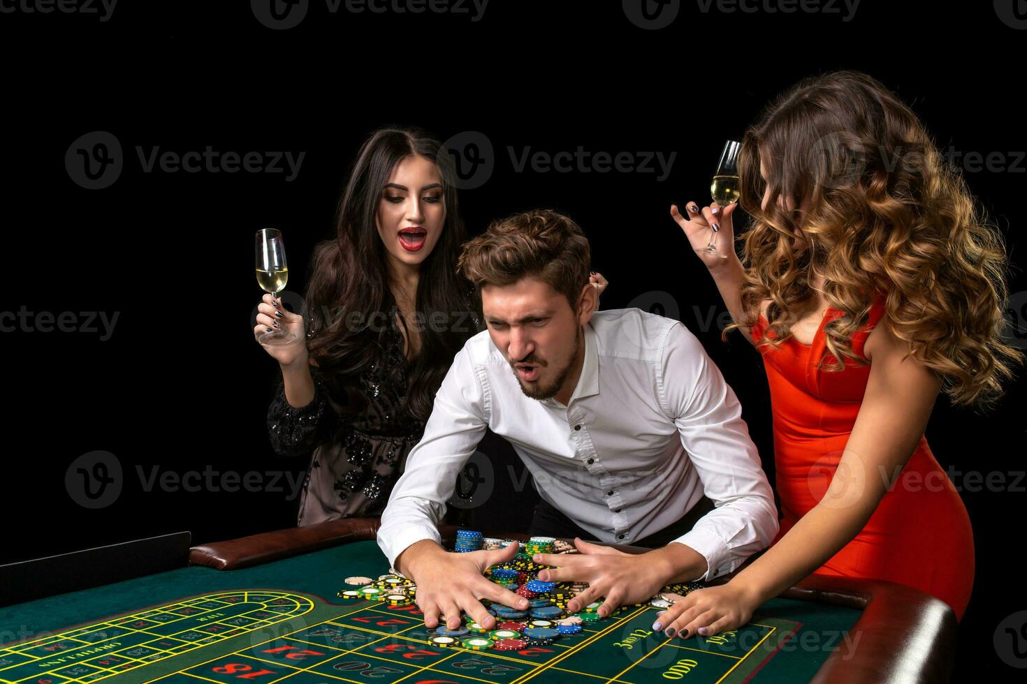 Erwachsene Gruppe feiern Freund gewinnen beim Roulette foto