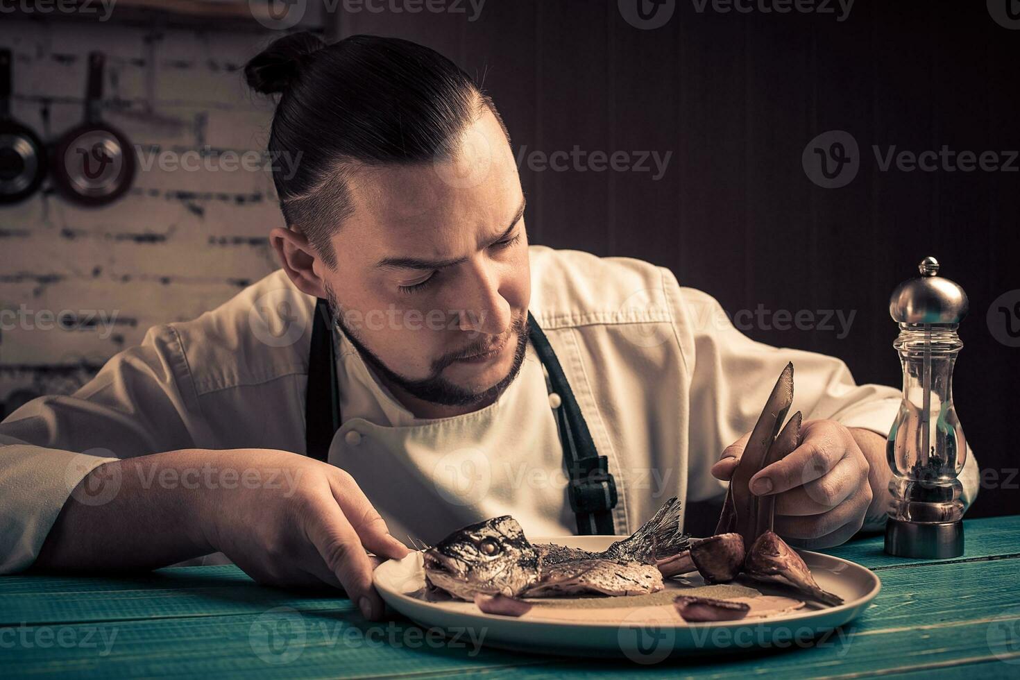 Hand Über Teller mit Fisch. gekocht Fisch. saftig Fisch auf Platte. foto