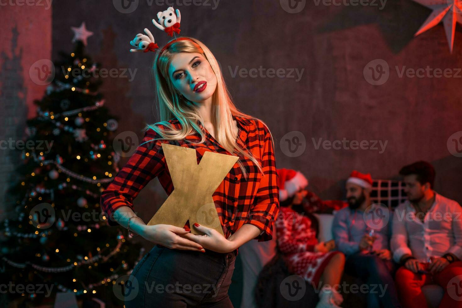 Weihnachten, Weihnachten, Neu Jahr, Winter, Glück Konzept - - lächelnd Frau im Santa Helfer Hut mit ein hölzern Brief x. foto