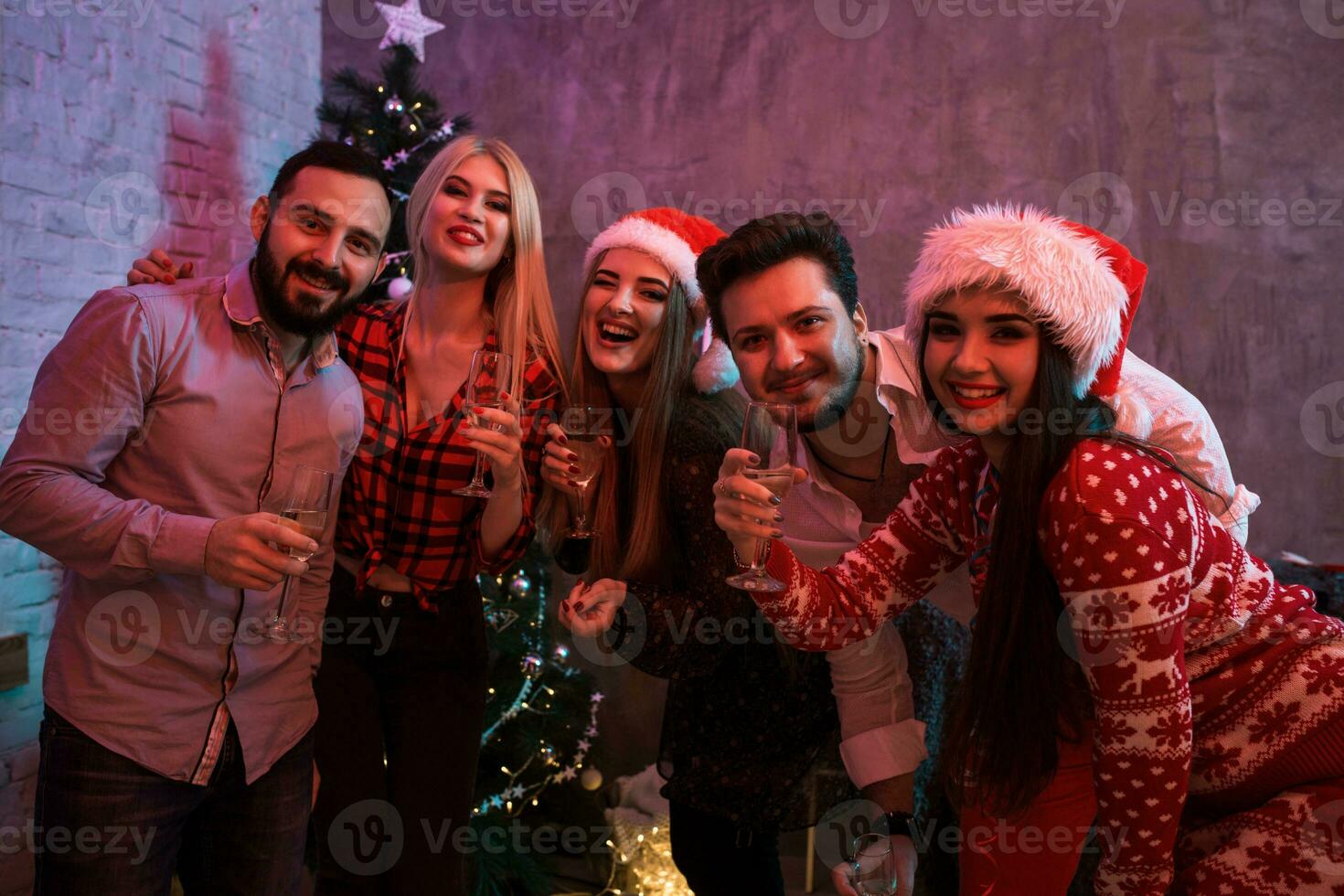 jung Menschen mit Brille von Champagner beim Weihnachten Party foto