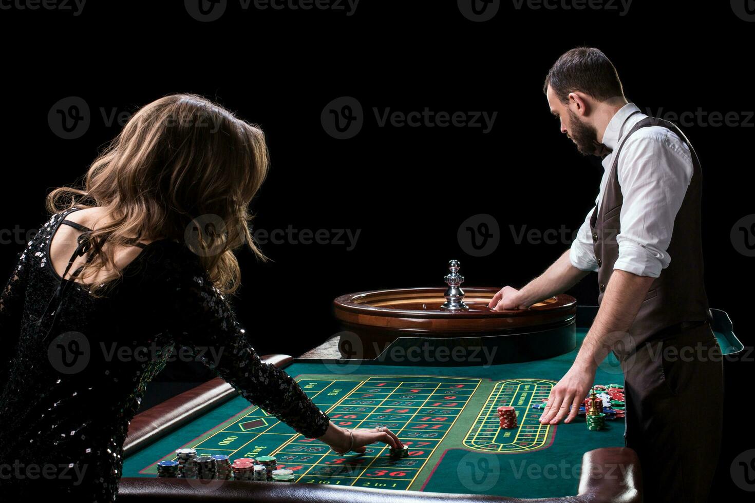 Croupier und Frau Spieler beim ein Tabelle im ein Kasino. Bild von ein c foto