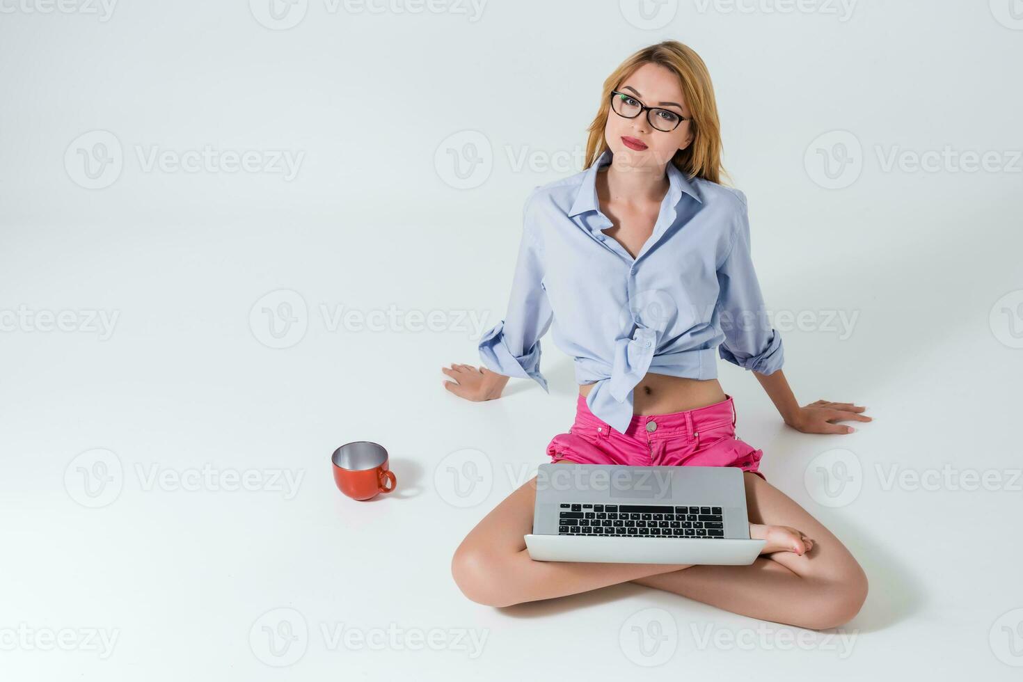 jung Frau Sitzung auf das Fußboden und mit Laptop foto