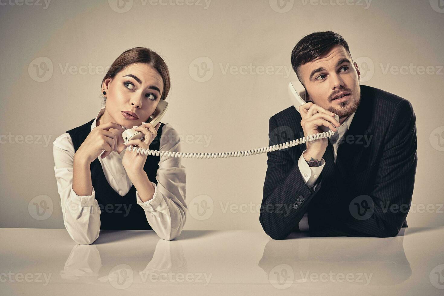 Bild von Mann und Frau mit Telefon beim das Tabelle foto