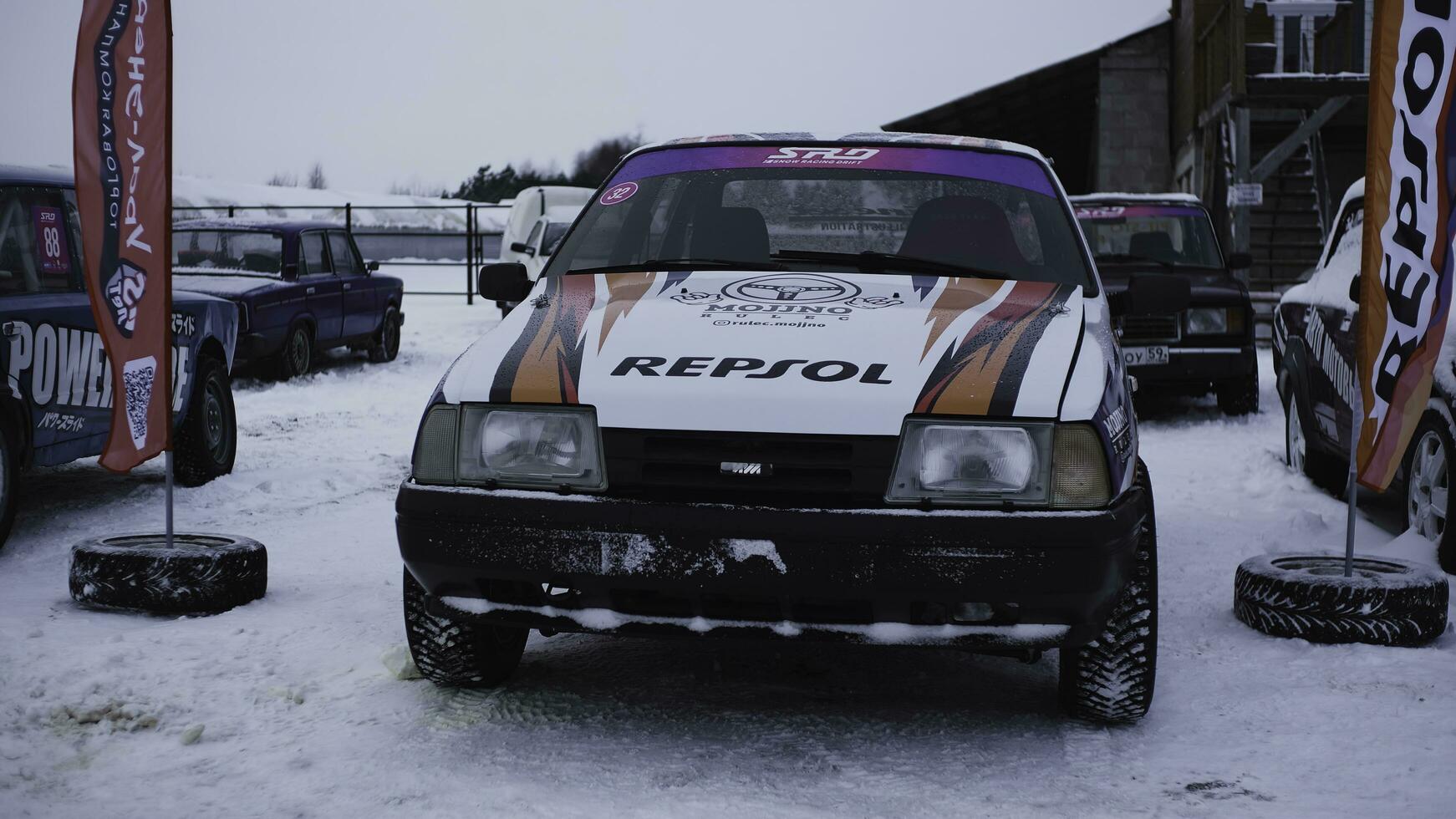 Serbien, Belgien - - Januar 20, 2023. alt Autos zum Winter Rennen. Clip. Rennen alt Auto mit Aufkleber auf Winter Rennen. Winter Rennen draußen Stadt mit alt Autos foto