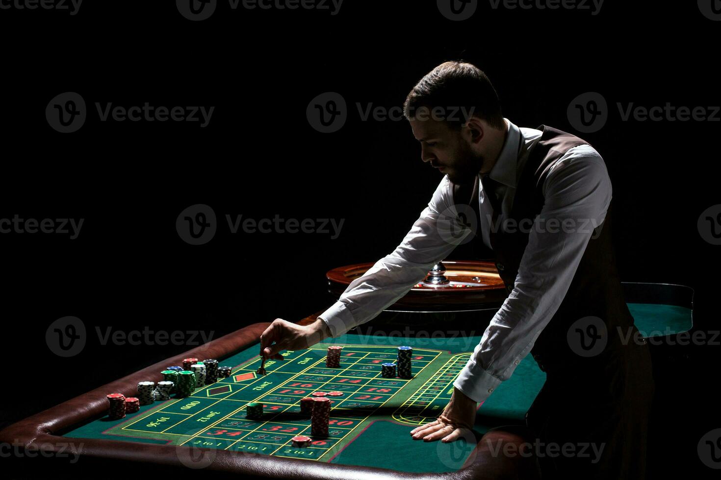 Croupier hinter Glücksspiel Tabelle im ein Kasino. foto