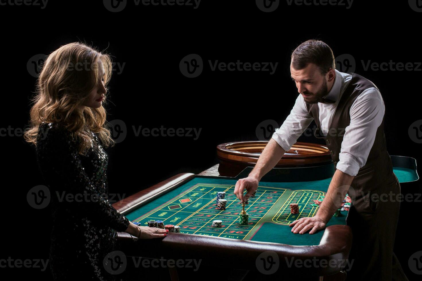 Croupier und Frau Spieler beim ein Tabelle im ein Kasino. Bild von ein c foto