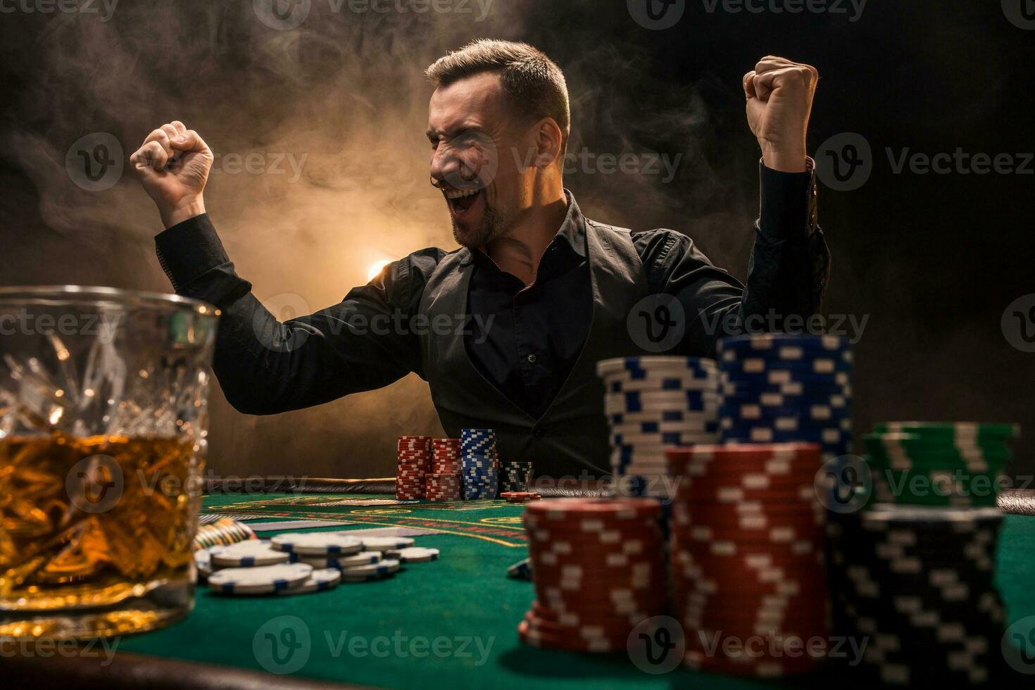 jung gut aussehend Mann Sitzung hinter Poker Tabelle mit Karten und Chips foto