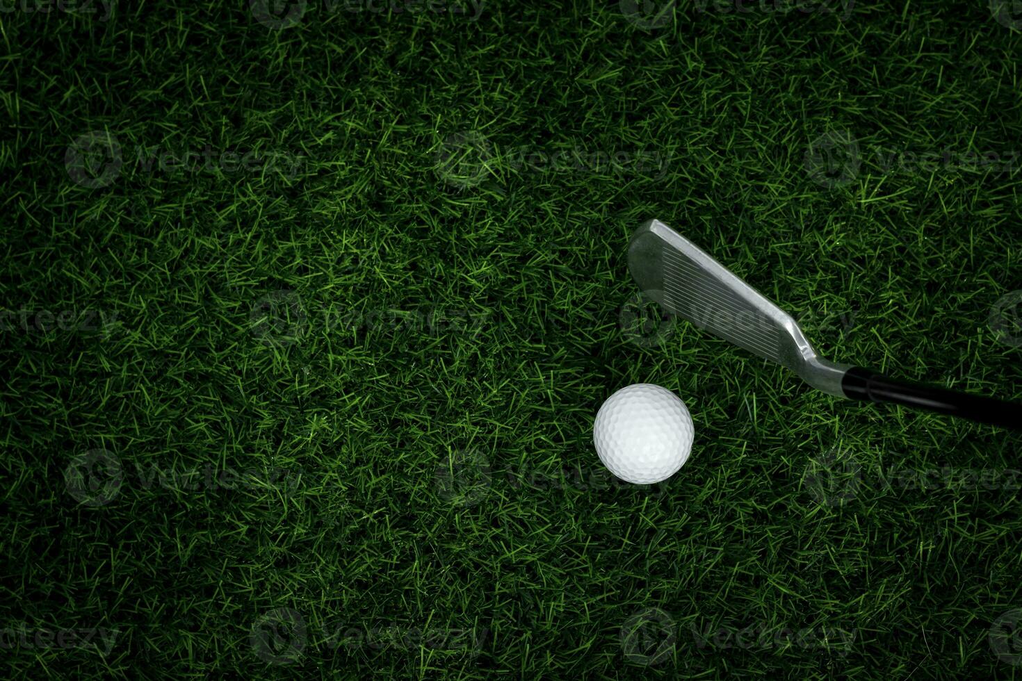 Golf Ball schließen oben auf Tee Gras auf verschwommen schön Landschaft von Golf Hintergrund. Konzept International Sport Das verlassen Sie sich auf Präzision Kompetenzen zum Gesundheit Entspannung. foto