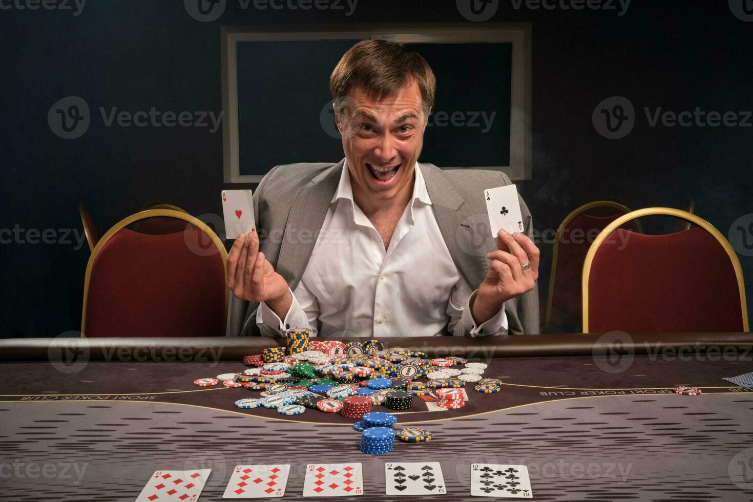 gut aussehend emotional Mann ist spielen Poker Sitzung beim das Tabelle im Kasino. foto