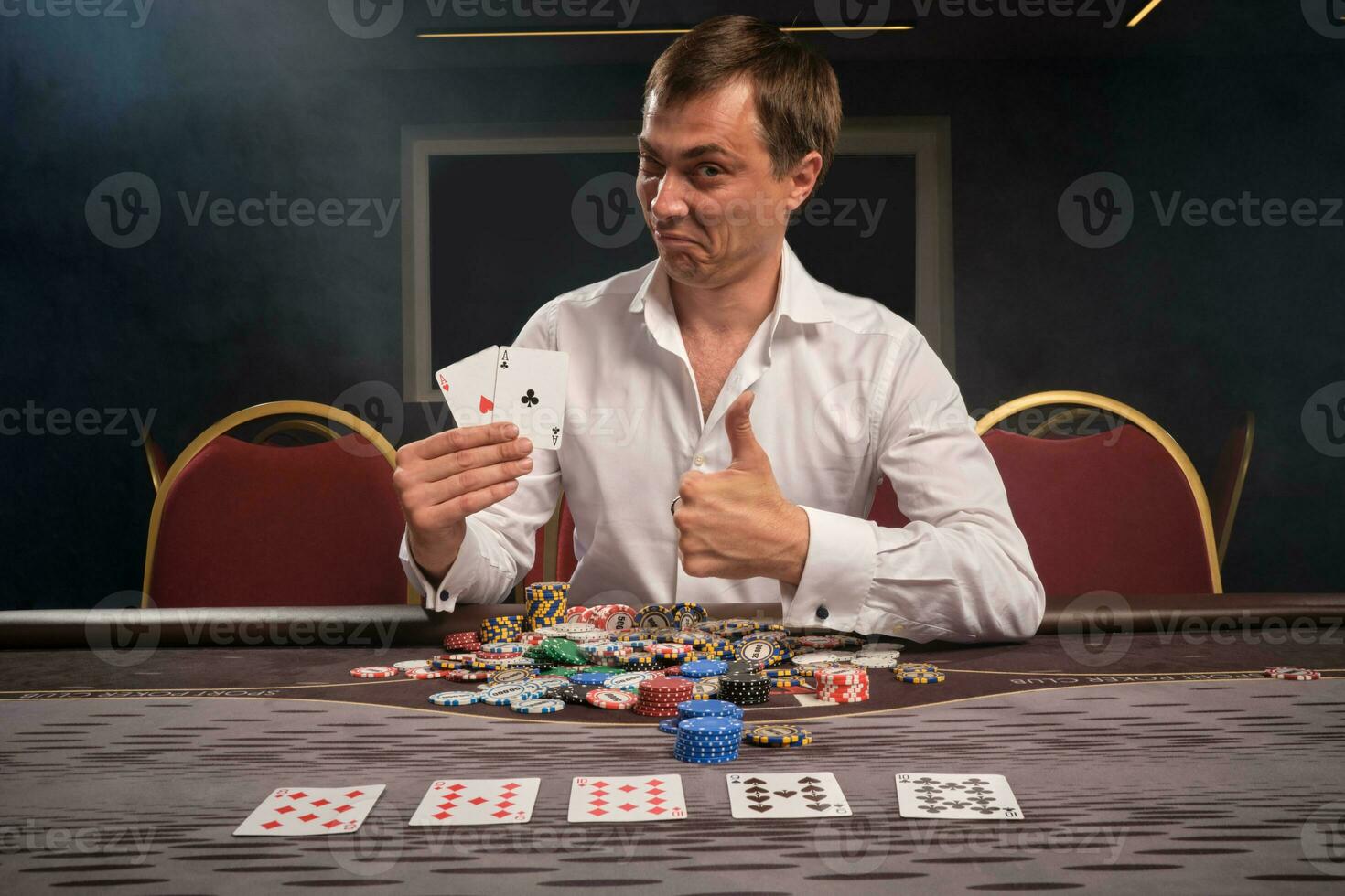 gut aussehend emotional Mann ist spielen Poker Sitzung beim das Tabelle im Kasino. foto