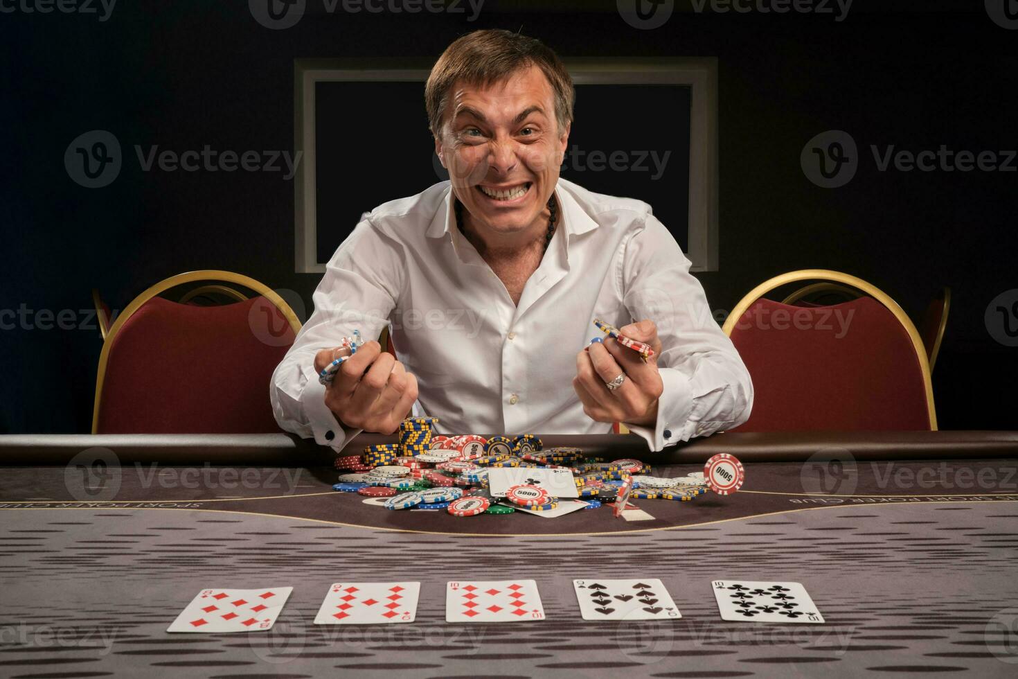 gut aussehend emotional Mann ist spielen Poker Sitzung beim das Tabelle im Kasino. foto